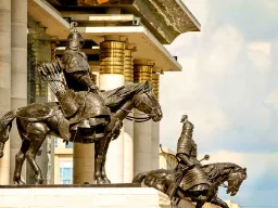 Posągi jeźdźców przy pomniku Czyngis-chana przed parlamentem w Ułan Bator