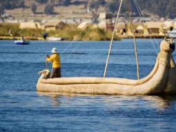 Tradycyjna łódź z trzciny na jeziorze Titicaca Tradycyjna łódź z trzciny na jeziorze Titicaca