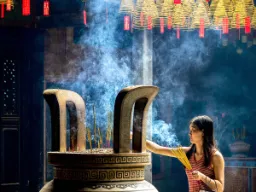 Kobieta z kadzidełkami w świątyni Thien Hau