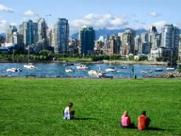 Widok na panoramę Vancouveru z parku nad False Creek Widok na panoramę Vancouveru z parku nad False Creek