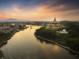 Zachód słońca nad rzeką Sarawak w Kuching z charakterystycznymi punktami miasta
