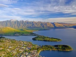 Queenstown, położone nad jeziorem Wakatipu z pasmem górskim The Remarkables w tle Queenstown, położone nad jeziorem Wakatipu z pasmem górskim The Remarkables w tle