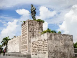 Mauzoleum Che Guevary w Santa Clara, gdzie tekst pod pomnikiem odtwarza jego list pożegnalny do Fidela Castro Mauzoleum Che Guevary w Santa Clara, gdzie tekst pod pomnikiem odtwarza jego list pożegnalny do Fidela Castro