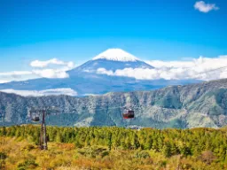 Góra Fuji z kolejką linową na pierwszym planie Góra Fuji z kolejką linową na pierwszym planie