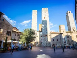 Średniowieczne wieże na rynku w San Gimignano Średniowieczne wieże na rynku w San Gimignano