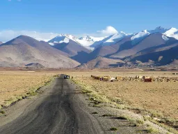 Odludny i surowy odcinek słynnej Pamir Highway z ośnieżonymi szczytami Tadżykistanu w tle