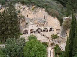 Klasztor Agios Neophytos, położony w dolinie ok. 10 km na północ od Paphos