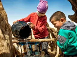 Dzieci przynoszą wodę Dzieci przynoszą wodę