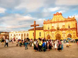 Plac 31 de Marzo z katedrą San Cristóbal w tle