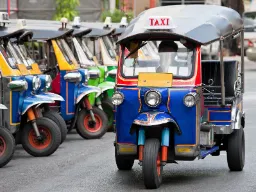 Pi-pi, łódź-łódź, tuk-tuk! Pi-pi, łódź-łódź, tuk-tuk!