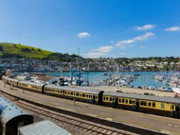 Dartmouth i Kingswear – pociąg z Dartmouth Steam Railway przybywa do portu Dartmouth i Kingswear – pociąg z Dartmouth Steam Railway przybywa do portu