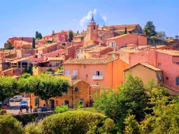 Roussillon – znane jako jedna z „najpiękniejszych wiosek Francji” (Les Plus Beaux Villages de France)