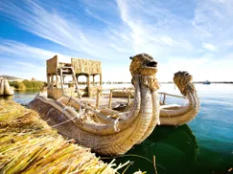 Tradycyjne łodzie z trzciny na jeziorze Titicaca Tradycyjne łodzie z trzciny na jeziorze Titicaca