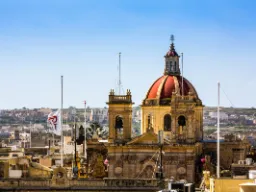 Widok na starą fortecę w Victorii na Gozo z charakterystyczną kopułą katedry Widok na starą fortecę w Victorii na Gozo z charakterystyczną kopułą katedry