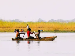 Rejs łodzią wykutą w pniu drzewa Rejs łodzią wykutą w pniu drzewa