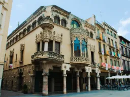 Fasada w stylu katalońskiego modernizmu w rodzinnym mieście Gaudíego, Reus Fasada w stylu katalońskiego modernizmu w rodzinnym mieście Gaudíego, Reus