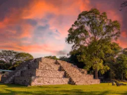 Piramida Majów w Copán o zachodzie słońca Piramida Majów w Copán o zachodzie słońca