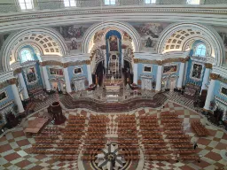 Wnętrze Mosta Dome, jednego z najbardziej imponujących kościołów na Malcie z jedną z największych kopuł na świecie Wnętrze Mosta Dome, jednego z najbardziej imponujących kościołów na Malcie z jedną z największych kopuł na świecie
