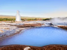 Gejzer Strokkur wyrzuca wodę na ponad 20 metrów w górę Gejzer Strokkur wyrzuca wodę na ponad 20 metrów w górę