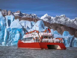 Statek turystyczny przy lodowcu Grey w Parku Narodowym Torres del Paine