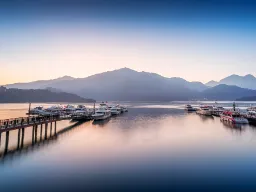 Łodzie i góry nad Jeziorem Słońca i Księżyca Łodzie i góry nad Jeziorem Słońca i Księżyca