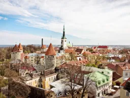 Widok na historyczną starówkę w Tallinnie z jej średniowiecznymi wieżami i charakterystycznymi kościołspiczami Widok na historyczną starówkę w Tallinnie z jej średniowiecznymi wieżami i charakterystycznymi kościołspiczami