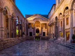 Pałac Dioklecjana w Splicie – wspaniała rzymska budowla z roku 300, gdzie historia i teraźniejszość spotykają się w sercu miasta Pałac Dioklecjana w Splicie – wspaniała rzymska budowla z roku 300, gdzie historia i teraźniejszość spotykają się w sercu miasta