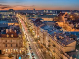 Wieczorny nastrój na ulicy Gedimino w Wilnie – tętniąca życiem główna ulica oświetlona światłami miasta Wieczorny nastrój na ulicy Gedimino w Wilnie – tętniąca życiem główna ulica oświetlona światłami miasta