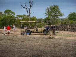 Strażnik przygotowuje bar