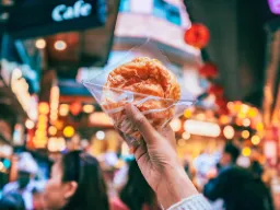 Ulica jedzeniowa Jiufen – Булka pieprzowa z marynowaną wieprzowiną, dymką i wyraźnym pieprzowym smakiem Ulica jedzeniowa Jiufen – Булka pieprzowa z marynowaną wieprzowiną, dymką i wyraźnym pieprzowym smakiem