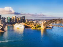 Port w Sydney z słynną operą Utzona i mostem "sylwestrowych fajerwerków" Port w Sydney z słynną operą Utzona i mostem "sylwestrowych fajerwerków"