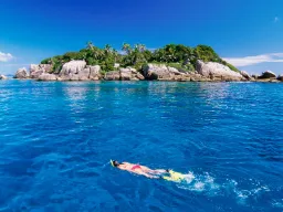 Lazurowe morze kryje kolorowe korale – idealne do snorkelingu