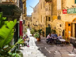 Urokliwa uliczka i małe kawiarnie w Valletcie Urokliwa uliczka i małe kawiarnie w Valletcie