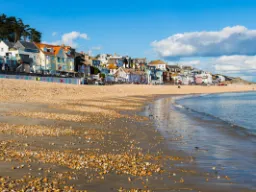 Lyme Regis – urocze miasteczko kąpielowe na Jurassic Coast z plażą, promenadą i widokiem na klify pełne skamielin Lyme Regis – urocze miasteczko kąpielowe na Jurassic Coast z plażą, promenadą i widokiem na klify pełne skamielin