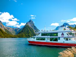 Milford Sound, jeden z najbardziej spektakularnych naturalnych fiordów w Fiordland National Park Milford Sound, jeden z najbardziej spektakularnych naturalnych fiordów w Fiordland National Park