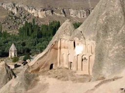 Wykuta w skałach znajduje się historyczna kościół jaskiniowy w Kapadocji
