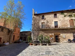 Mały plac w wiosce Escaladei Mały plac w wiosce Escaladei