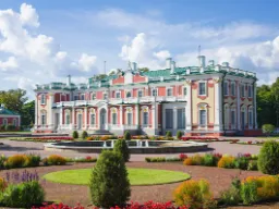 Pałac Kadriorg w Tallinnie, Estonia – elegancki pałac barokowy zbudowany przez cara Piotra Wielkiego w XVIII wieku Pałac Kadriorg w Tallinnie, Estonia – elegancki pałac barokowy zbudowany przez cara Piotra Wielkiego w XVIII wieku