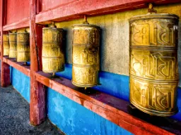 Młynki modlitewne w klasztorze Gandan w Ułan Bator – obracane przez odwiedzających jako część praktyki buddyjskiej Młynki modlitewne w klasztorze Gandan w Ułan Bator – obracane przez odwiedzających jako część praktyki buddyjskiej