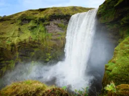 Skógafoss to jeden z największych wodospadów na Islandii Skógafoss to jeden z największych wodospadów na Islandii