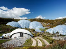 Eden Project – park przyrodniczo-edukacyjny z największymi szklarniami na świecie, pełnymi roślin z całego globu Eden Project – park przyrodniczo-edukacyjny z największymi szklarniami na świecie, pełnymi roślin z całego globu
