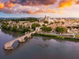 Pont Saint-Bénézet (znany również jako Pont d’Avignon) nad Rodanem z Awinionem w tle