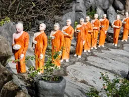 Posągi buddyjskich mnichów w świątyni jaskiniowej w Dambulli