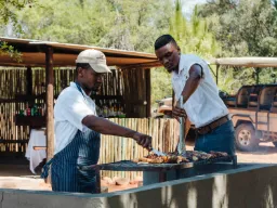 Kucharze obsługują grill