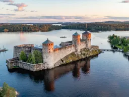 Olavinlinna to jeden z najlepiej zachowanych średniowiecznych zamków w krajach nordyckich, dziś znany jako siedziba dorocznego Festiwalu Operowego w Savonlinnie Olavinlinna to jeden z najlepiej zachowanych średniowiecznych zamków w krajach nordyckich, dziś znany jako siedziba dorocznego Festiwalu Operowego w Savonlinnie