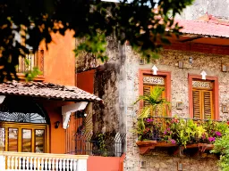 Kolonialne budynki z bujnymi balkonami w Casco Viejo Kolonialne budynki z bujnymi balkonami w Casco Viejo