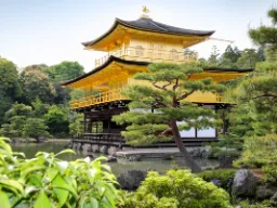 Den berömda Gyllene paviljongen i Kyoto Den berömda Gyllene paviljongen i Kyoto