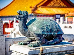 Posąg mitycznego żółwia z głową smoka, zwanego Bixi, w Zakazanym Mieście Posąg mitycznego żółwia z głową smoka, zwanego Bixi, w Zakazanym Mieście