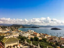 Widok na Tolo i jego około 2000 mieszkańców Widok na Tolo i jego około 2000 mieszkańców