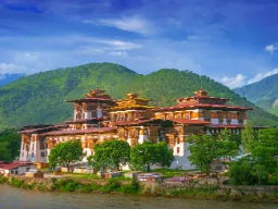 Punakha Dzong w malowniczej scenerii Punakha Dzong w malowniczej scenerii